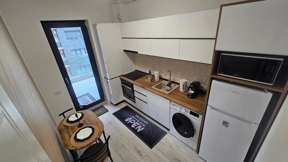 Coffee/tea facilities, Kitchen or kitchenette, oven, stove, toaster