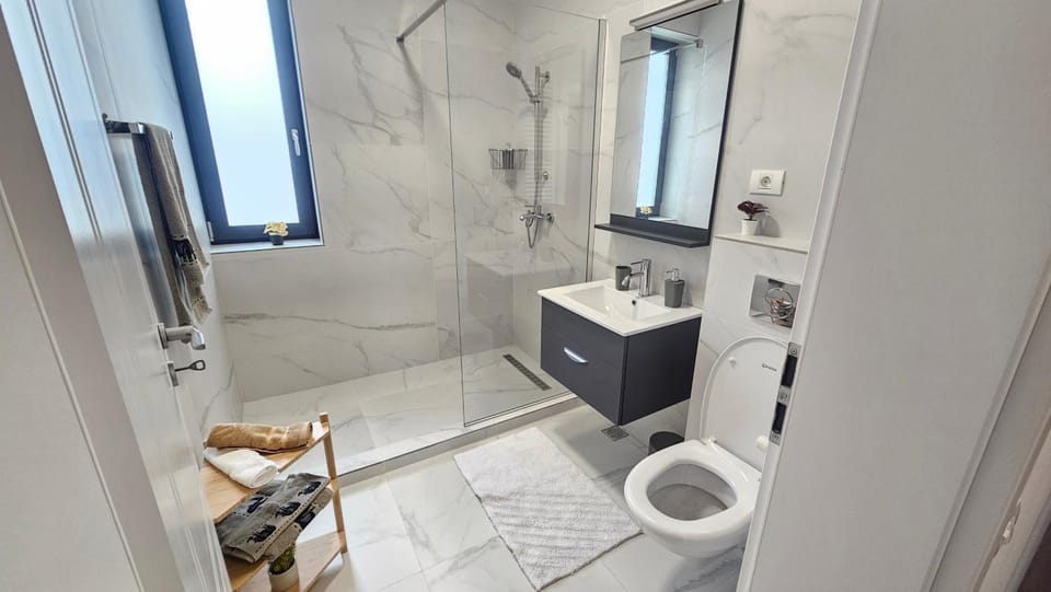 Shower, Toilet, Bathroom, towels