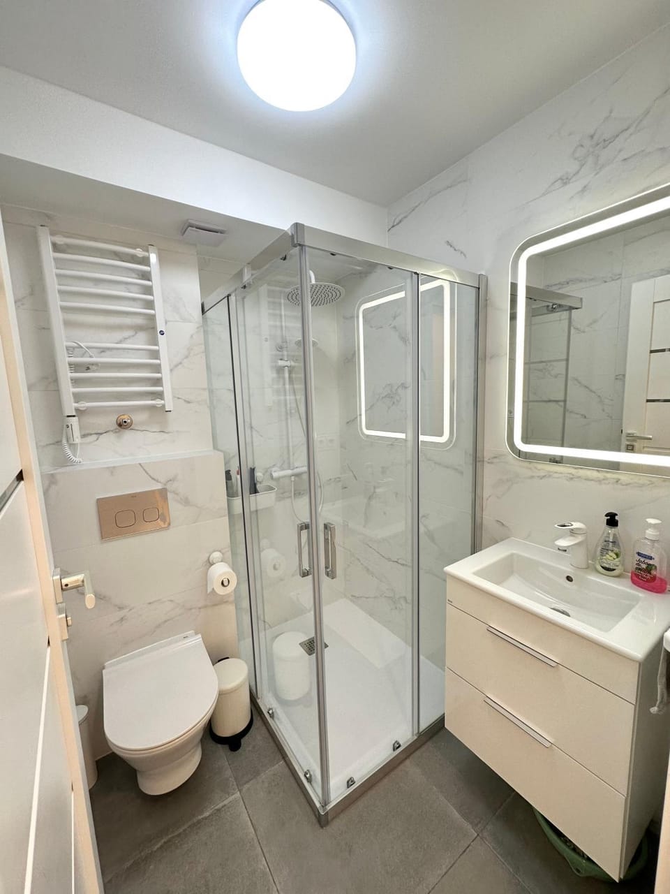 Shower, Toilet, Bathroom, towels