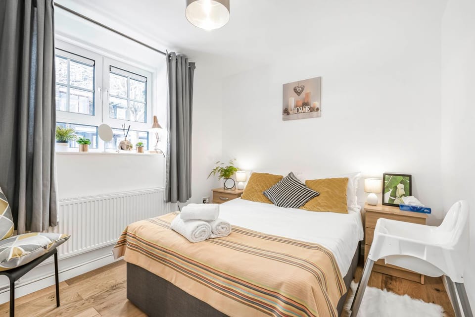 Bed, Living room, Photo of the whole room, Seating area, Bedroom, internet, towels