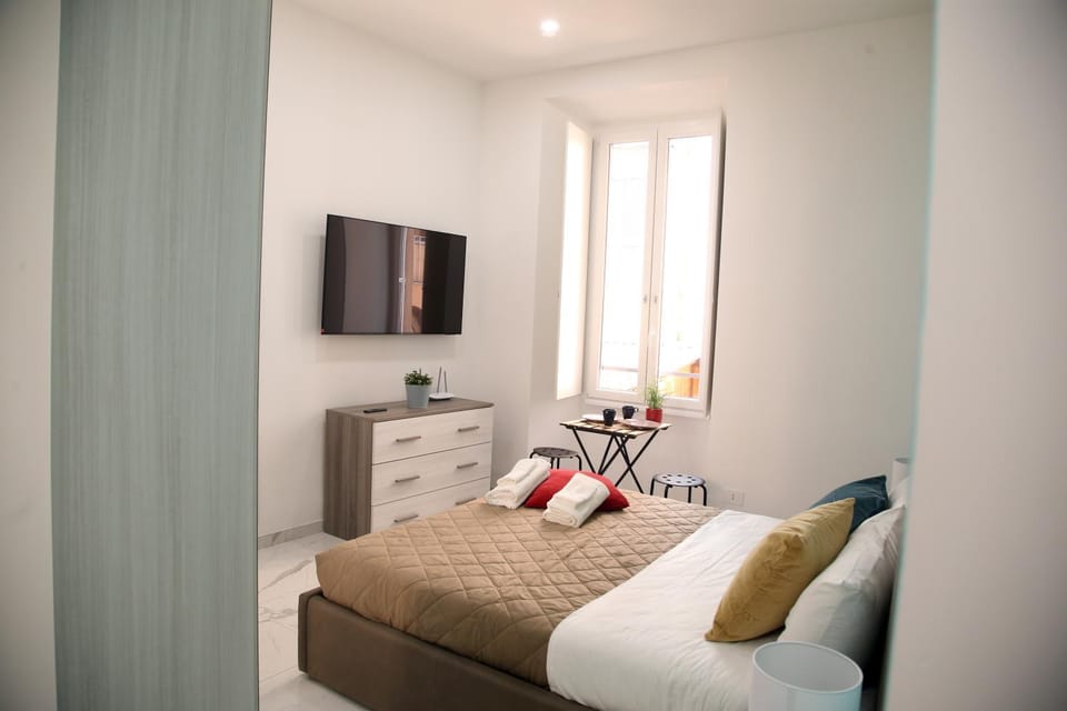 Bed, TV and multimedia, Photo of the whole room, Bedroom