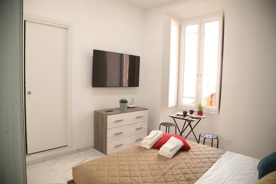 Bed, TV and multimedia, Photo of the whole room, Bedroom