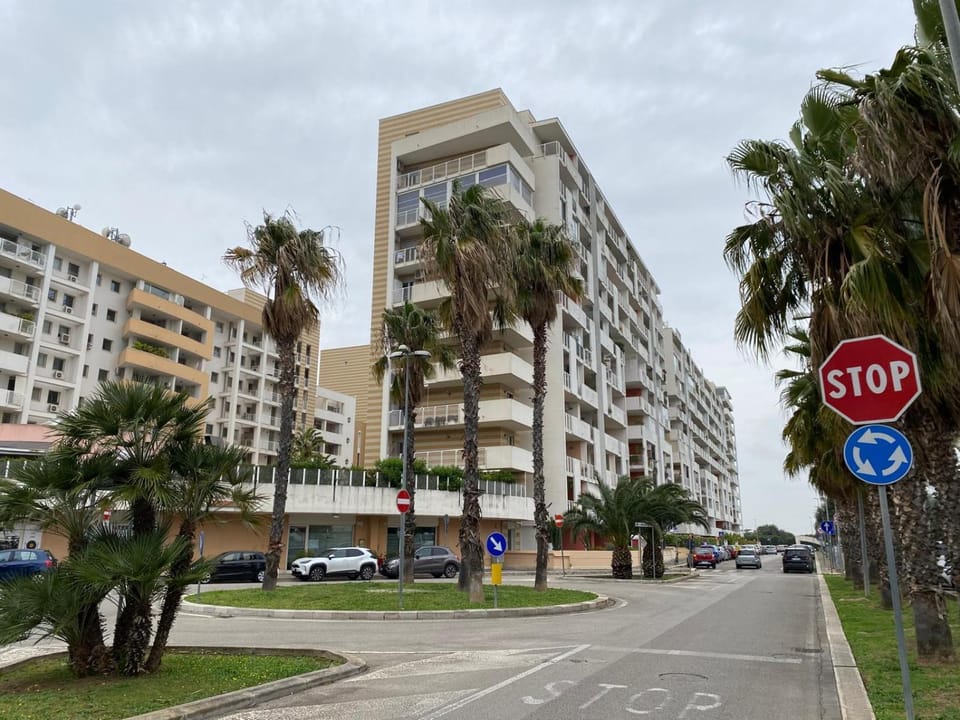 Neighbourhood, Street view, Location