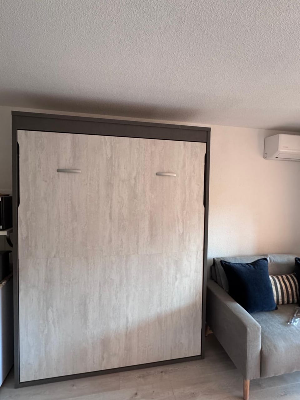 PLAGE St CLAIR APPARTEMENT AVEC TERRASSE Le Lavandou Saint Clair, a deux pas de la plage de St Clair, au calme, Studio tout équipé, clim, Wifi Fibre, TV connectée, lave linge, lave vaisselle, place de parking et plus, serviettes et draps fournis Apartment in Le Lavandou