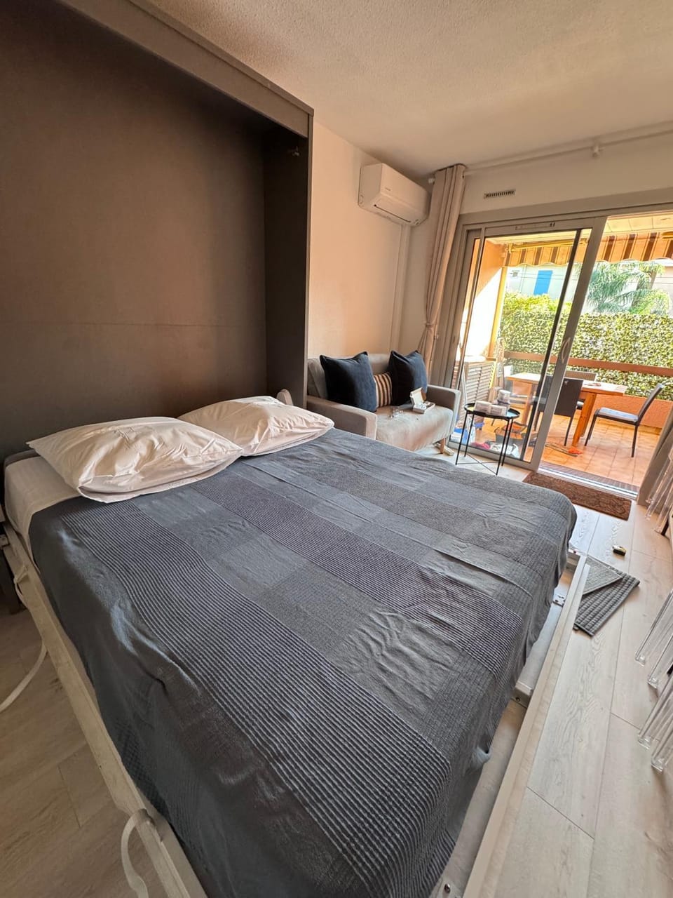 PLAGE St CLAIR APPARTEMENT AVEC TERRASSE Le Lavandou Saint Clair, a deux pas de la plage de St Clair, au calme, Studio tout équipé, clim, Wifi Fibre, TV connectée, lave linge, lave vaisselle, place de parking et plus, serviettes et draps fournis Apartment in Le Lavandou