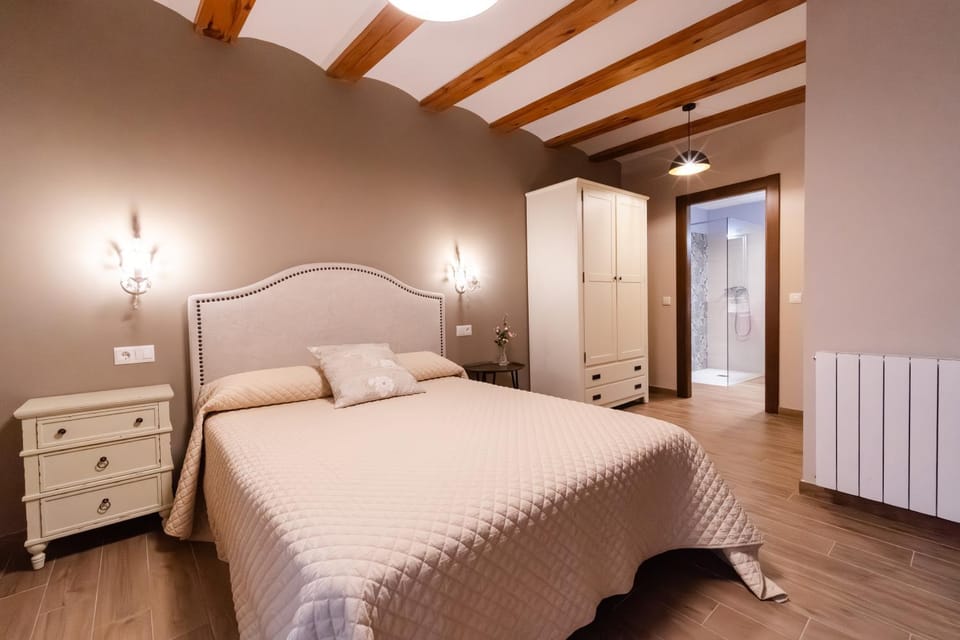 Bed, Photo of the whole room, Bedroom, internet, wardrobe