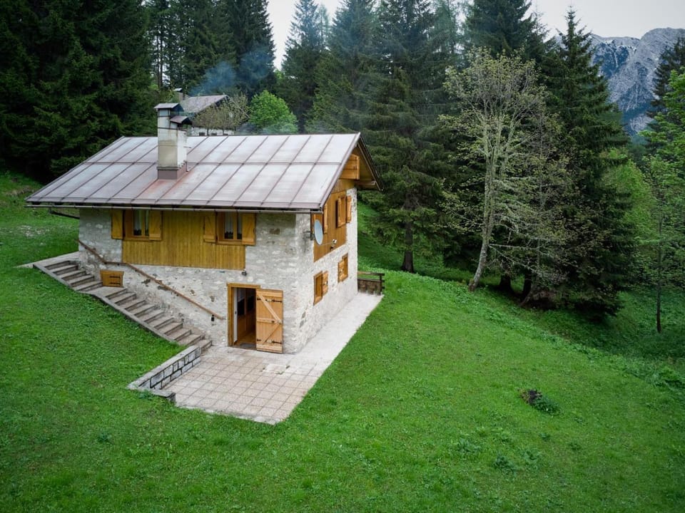 Property building, Natural landscape, Garden, Garden view, Mountain view