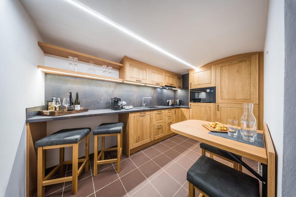 Kitchen or kitchenette, Dining area, stove