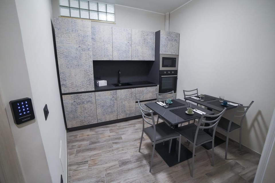 Kitchen or kitchenette, Internal: Not applicable to any particular room