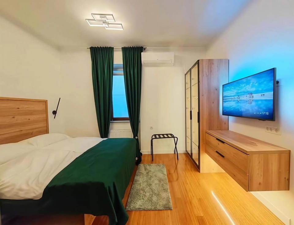 Bed, TV and multimedia, wardrobe