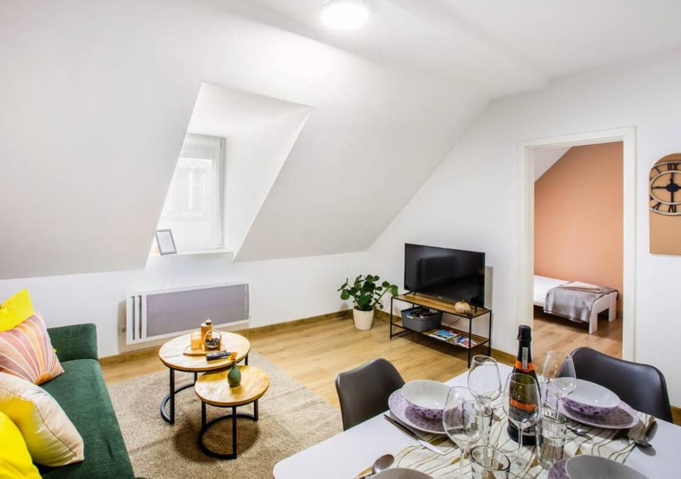 Communal lounge/ TV room, TV and multimedia, Living room, Seating area, Dining area