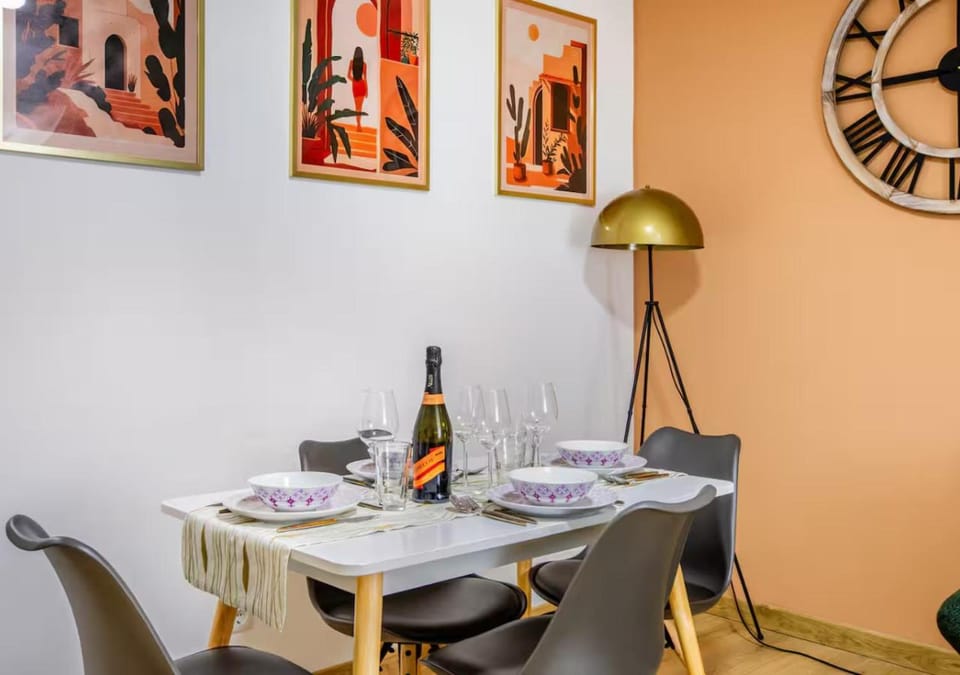 Living room, Food and drinks, Seating area, Dining area