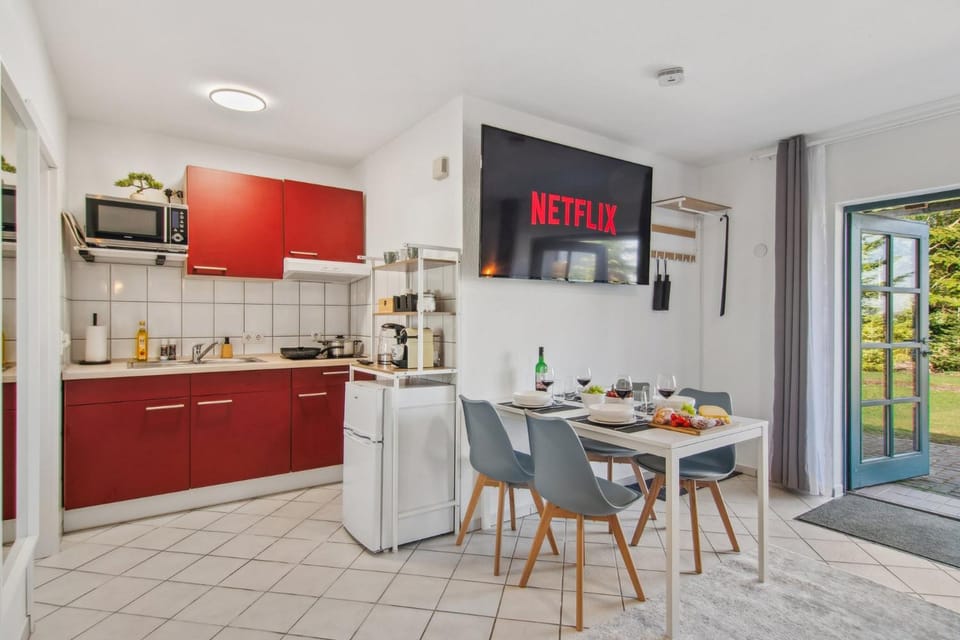 Coffee/tea facilities, Kitchen or kitchenette, Dining area, dishwasher, stove, toaster