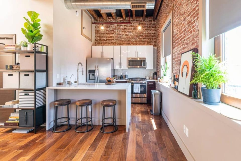 Kitchen or kitchenette, minibar, stove