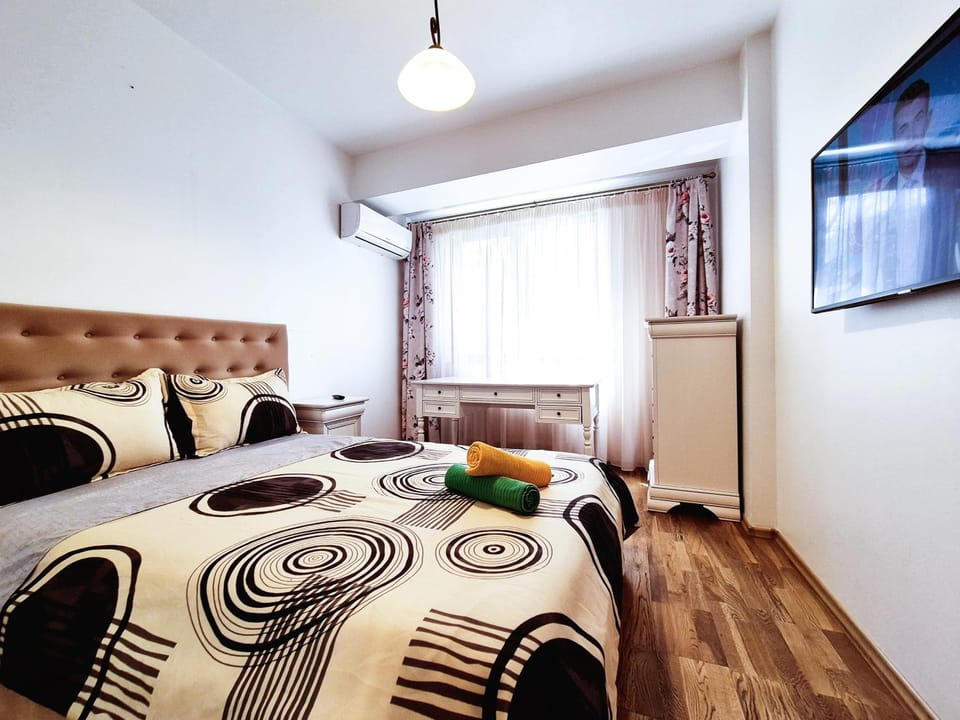Bed, TV and multimedia, Bedroom