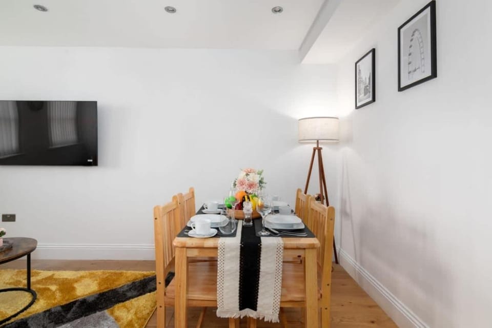TV and multimedia, Living room, Decorative detail, Seating area, Dining area, internet