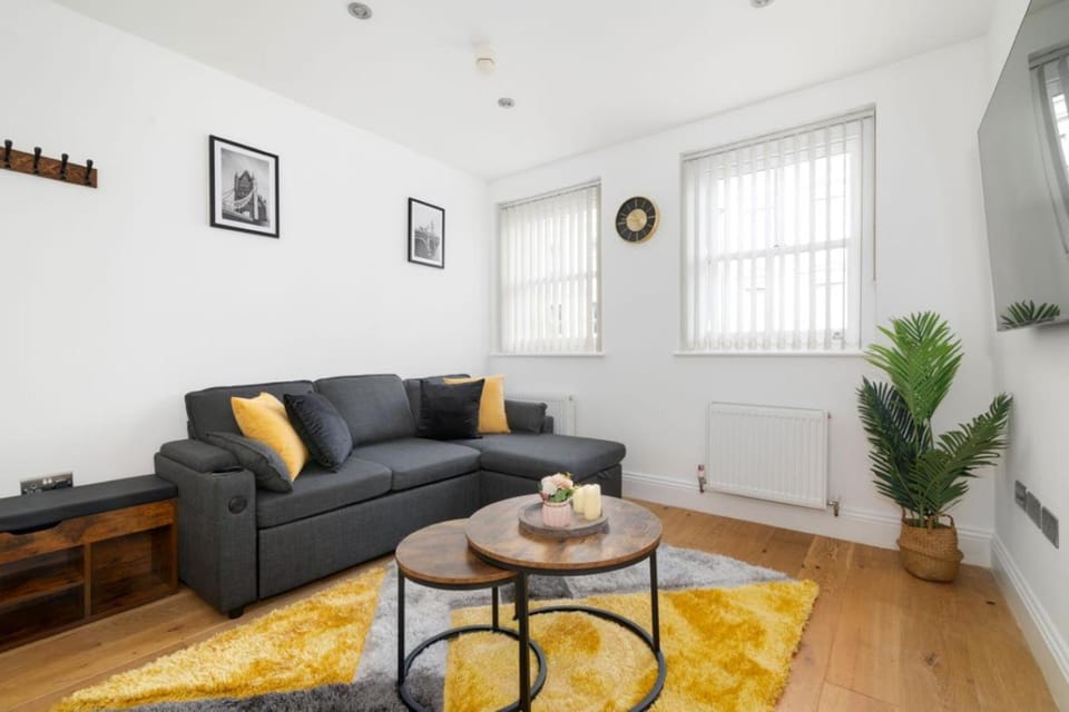 TV and multimedia, Living room, Decorative detail, Seating area, internet