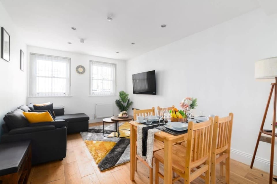 TV and multimedia, Living room, Decorative detail, Seating area, Dining area, heating, internet