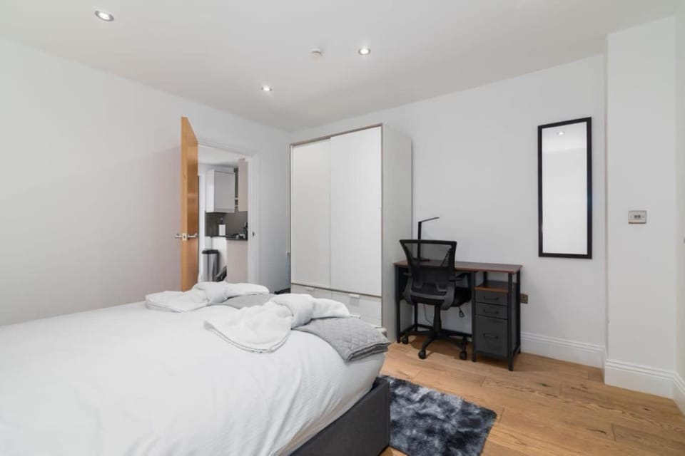 Bed, Photo of the whole room, Decorative detail, Seating area, Bedroom, wardrobe