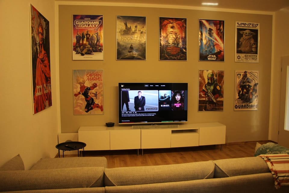 TV and multimedia, Living room, Seating area, Evening entertainment