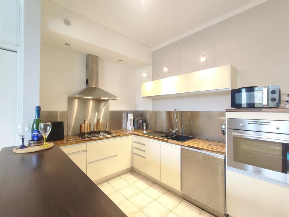 Kitchen or kitchenette, Lounge or bar, stove