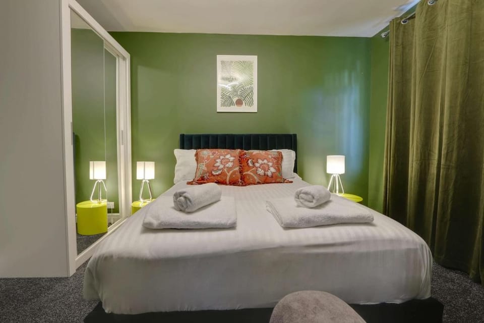 Bed, Photo of the whole room, Bedroom, towels