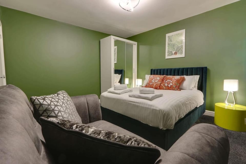 Bed, Living room, Photo of the whole room, Seating area, Bedroom