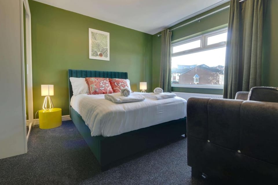 Photo of the whole room, Bedroom