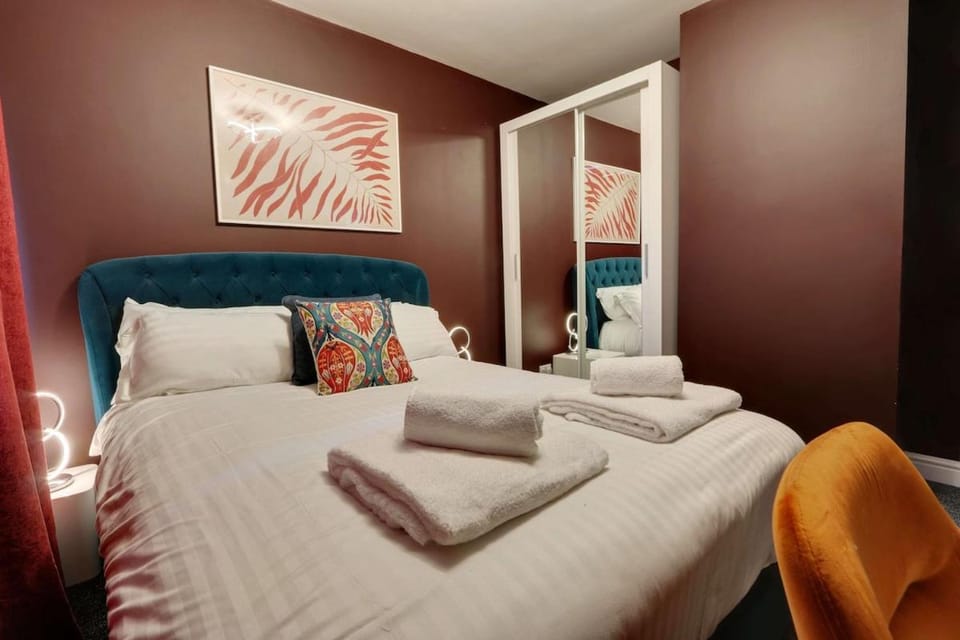 Bed, Photo of the whole room, towels