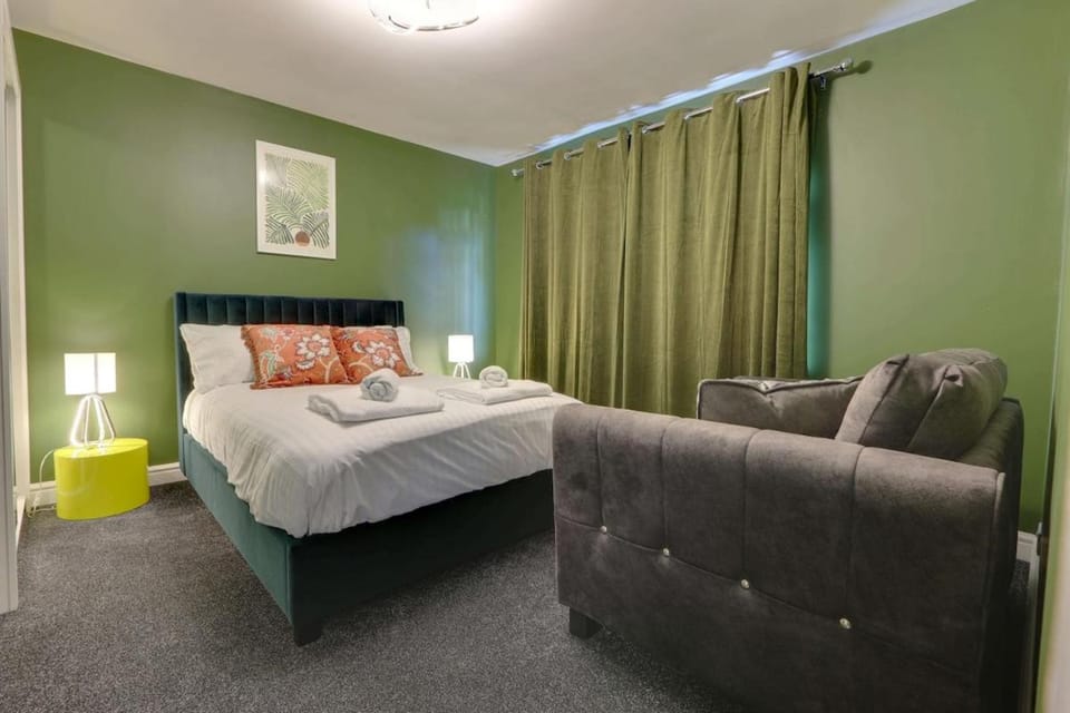 Bed, Photo of the whole room, Seating area, Bedroom