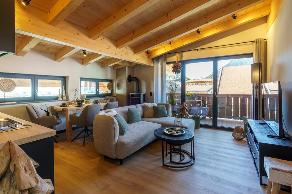 Communal lounge/ TV room, Living room, Dining area