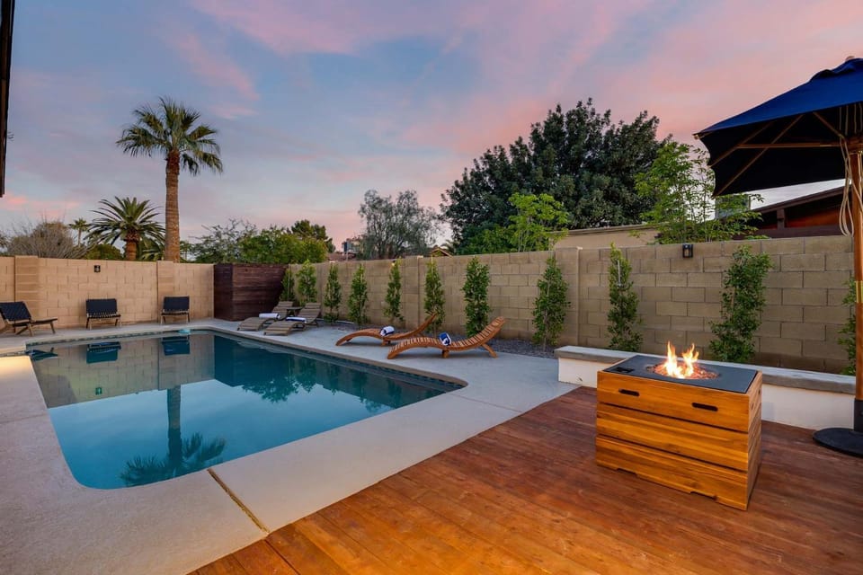 Modern Cactus Home - Luxe with Spa-baths Pool & Firepit House in Phoenix