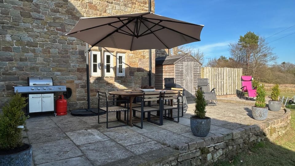 Stunning Rustic Farmhouse sleeps 6 Near Alton Towers, Polar Bears, Peak District House in Staffordshire Moorlands District