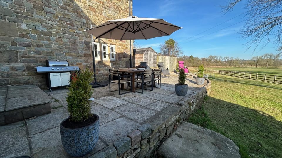 Stunning Rustic Farmhouse sleeps 6 Near Alton Towers, Polar Bears, Peak District House in Staffordshire Moorlands District