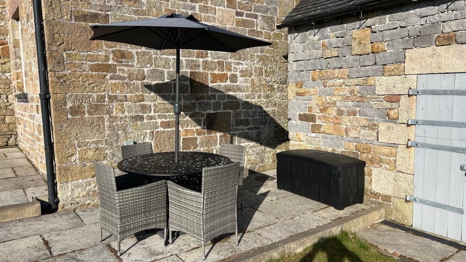 Stunning Rustic Farmhouse sleeps 6 Near Alton Towers, Polar Bears, Peak District House in Staffordshire Moorlands District