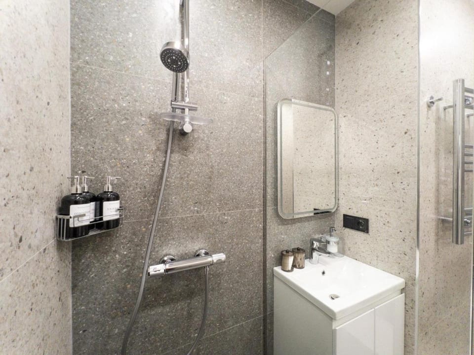 Shower, Bathroom, towels
