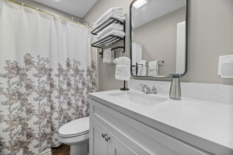 NEW The Starlight Cottage, BBQ & Patio! House in Southern California
