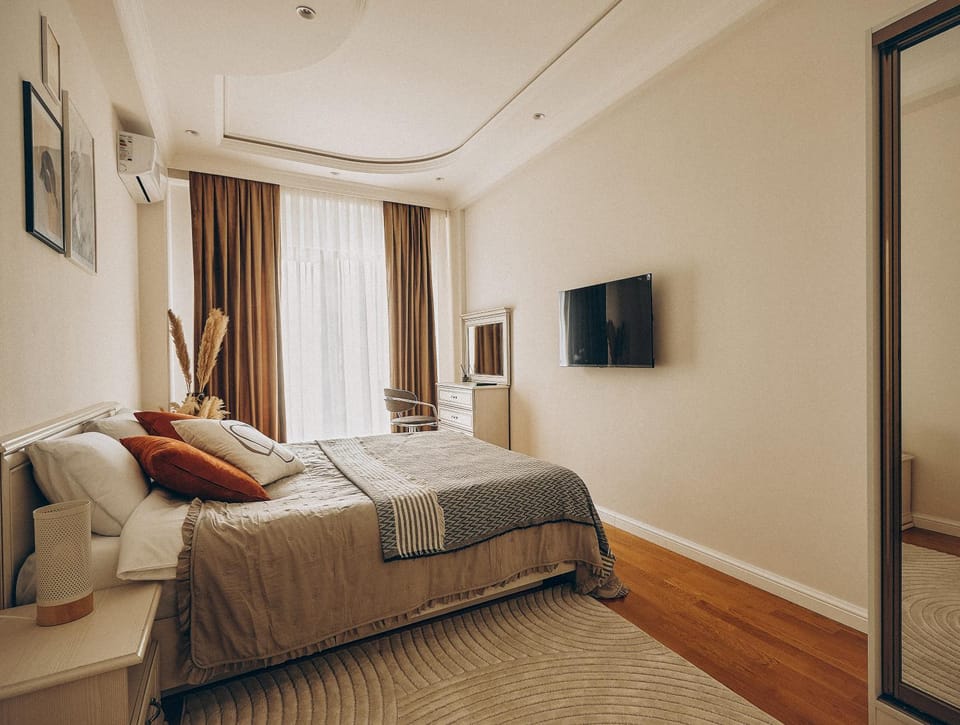 Bed, TV and multimedia, Bedroom