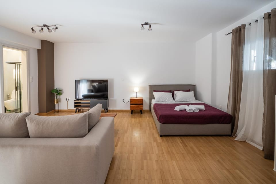 Bed, TV and multimedia, Living room, Photo of the whole room, Seating area, towels