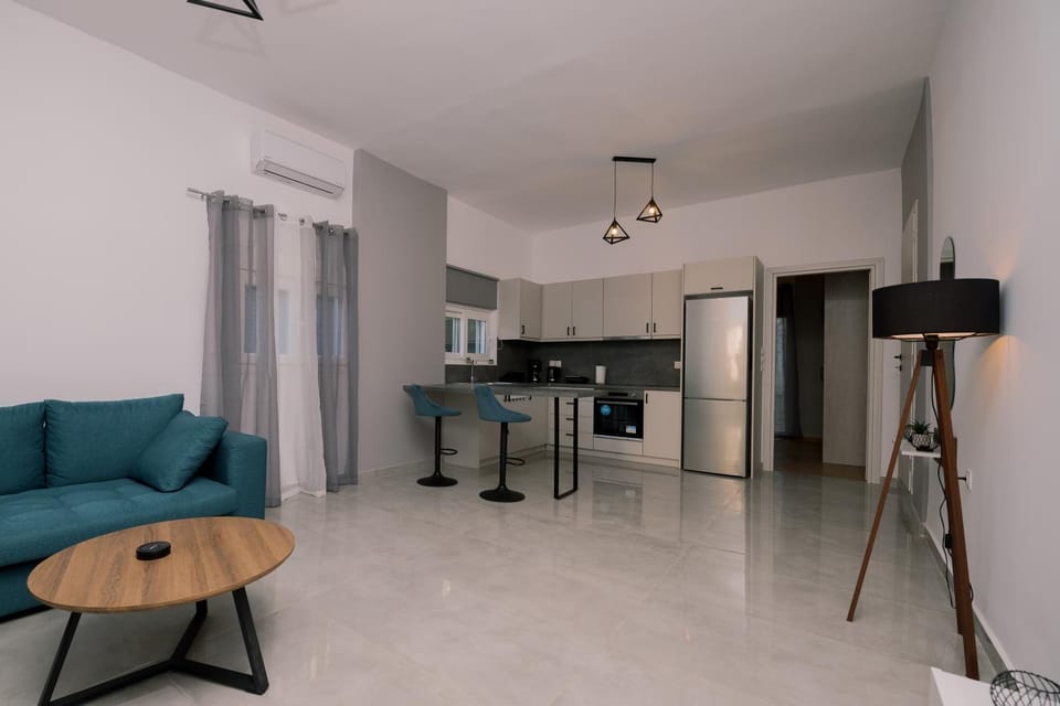 Kitchen or kitchenette, Living room, Seating area, Dining area, oven