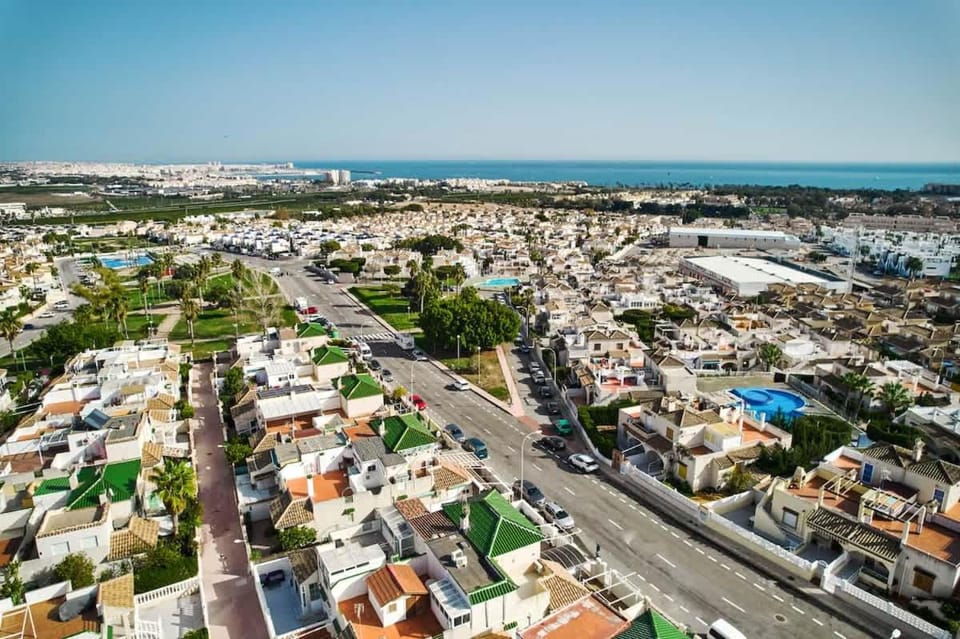 Relaxing Oasis for Digital Nomads with Pool House in Vega Baja del Segura