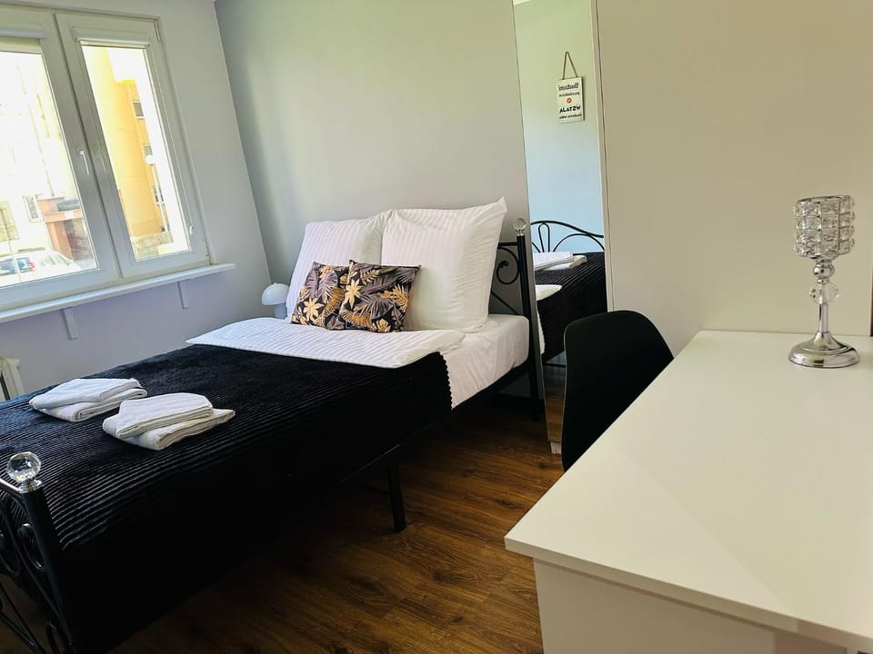 Bed, Photo of the whole room, Seating area, Bedroom, towels