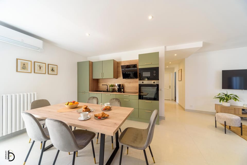 Kitchen or kitchenette, Dining area, oven