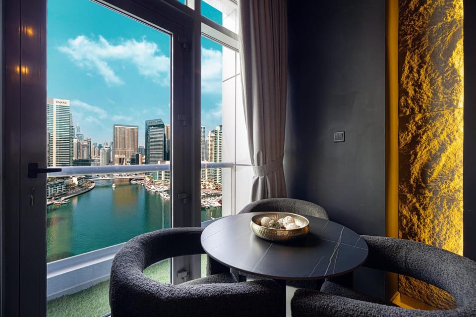 Natural landscape, Living room, Seating area, Dining area, City view, Lake view