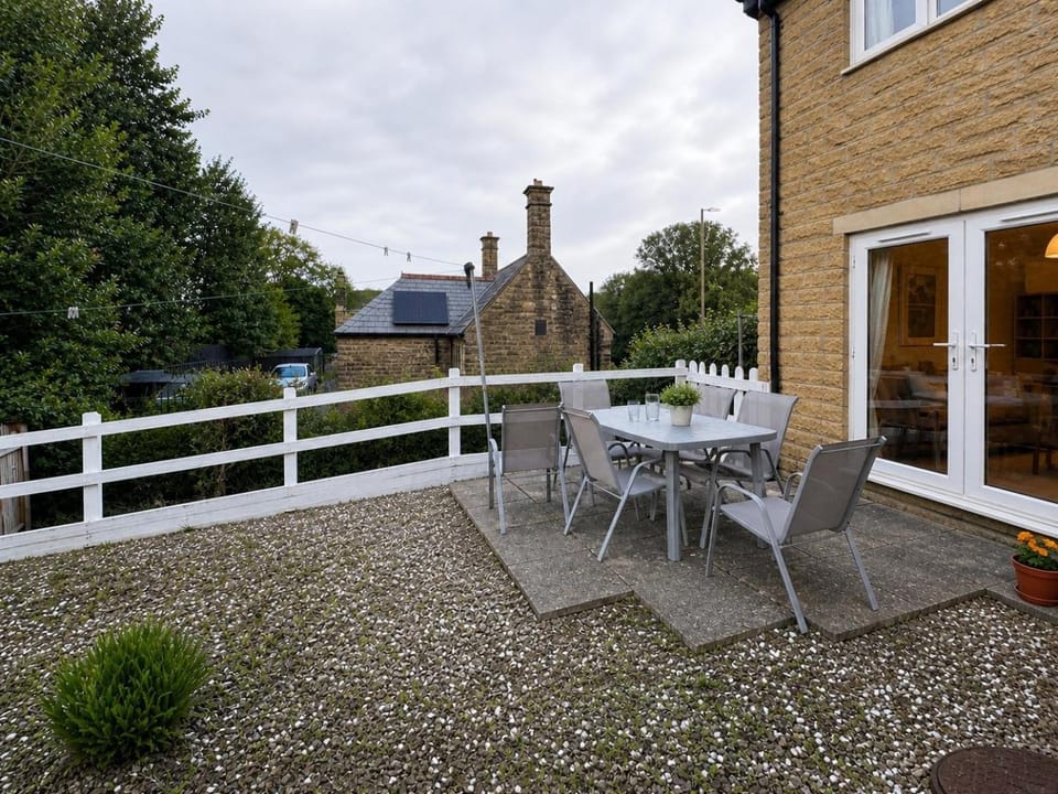 Property building, Patio, Day, Garden, Balcony/Terrace, Dining area, Garden view