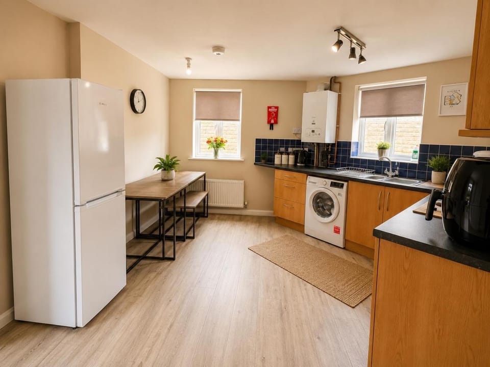 Coffee/tea facilities, oven, stove, toaster, washing machine, dryer, kitchen