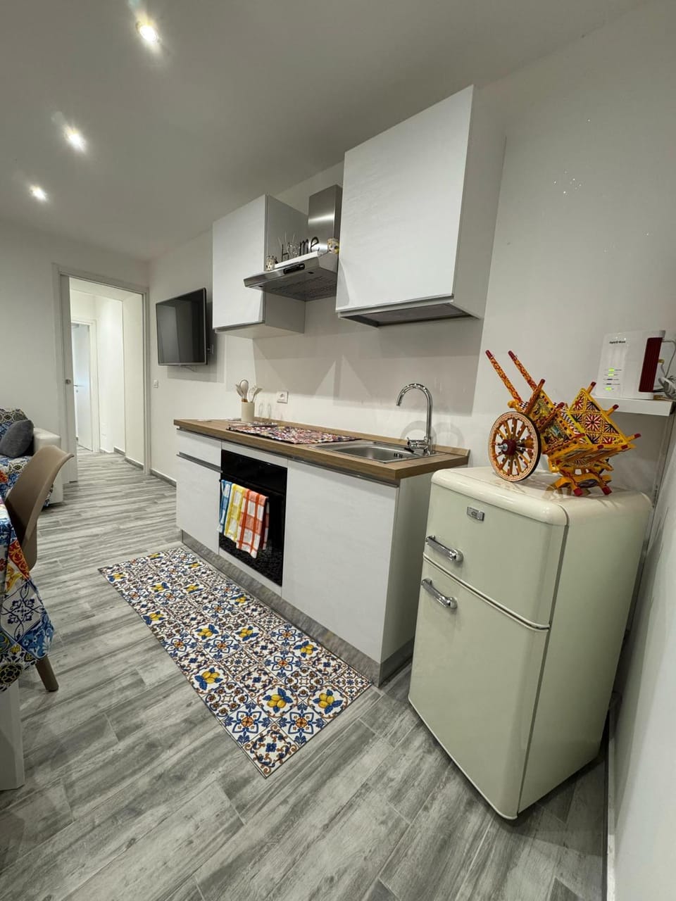 TV and multimedia, Kitchen or kitchenette, Living room, Seating area, oven, stove