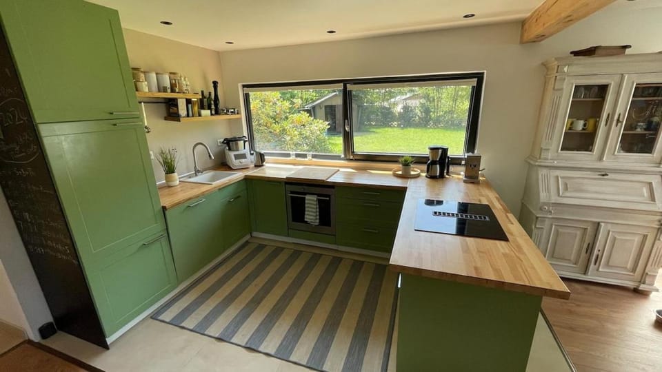 Coffee/tea facilities, Kitchen or kitchenette, dishwasher, oven