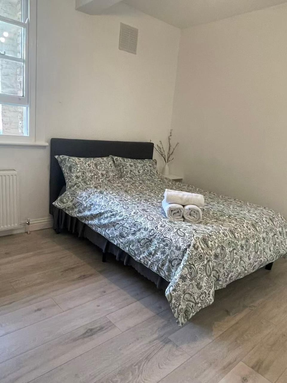 Bed, Bedroom, towels