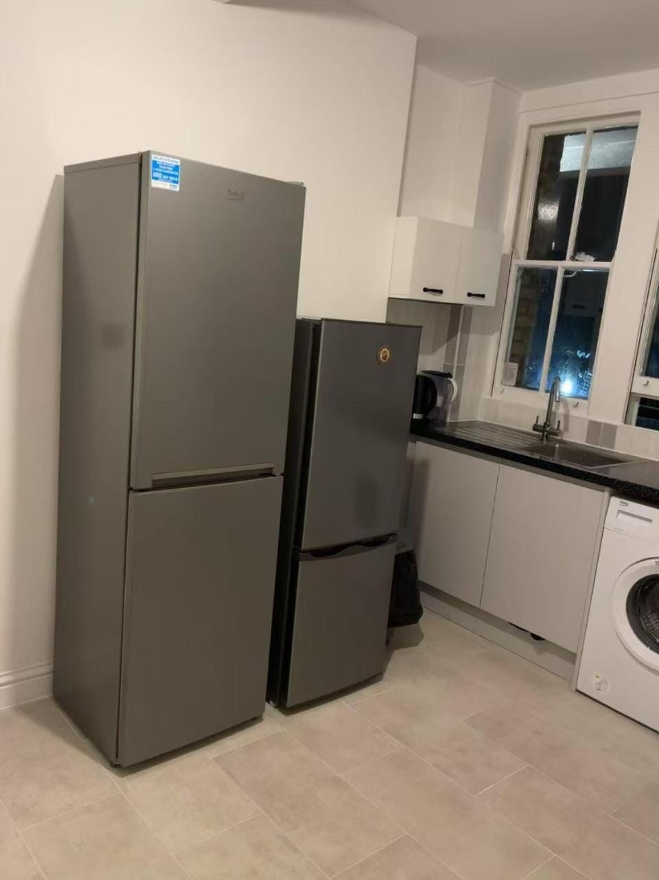 Kitchen or kitchenette, oven, washing machine